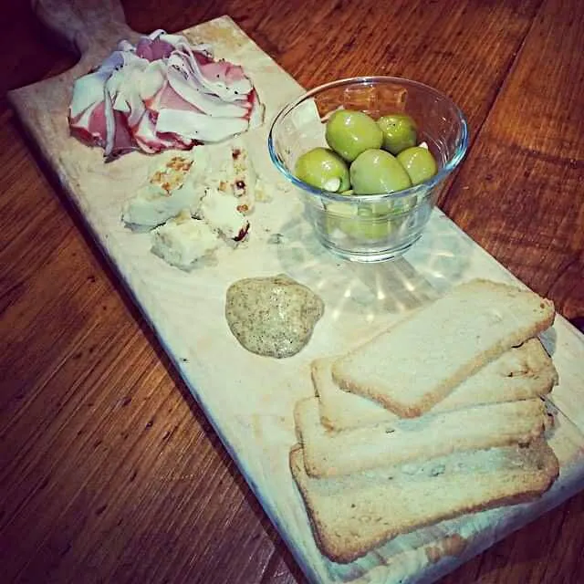 Unconstructed sandwich charcuterie board. L to R: karrenspeck, appledore cheese, almond stuff olives, sweet and spicy mustard and melba toast. #charcuterie #foo|CHUENCHAIさん