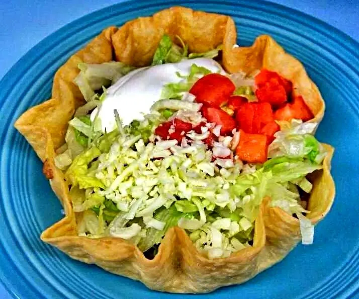 Beef Taco Salad W/ All The Trimmings  Tomatoes, Sour Cream, Lettuce, Mozzarella  Cheese|Sheila Harrisさん