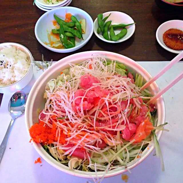 One of my favorite meals
Korean Dish
Hwae Dup Bop
Sashimi & lettuce over a bed of White Rice|CHUENCHAIさん