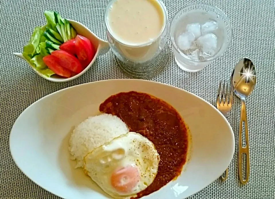 Snapdishの料理写真:7月29日(水)のお昼は カレー🍛＆ラッシー♪|yokoさん