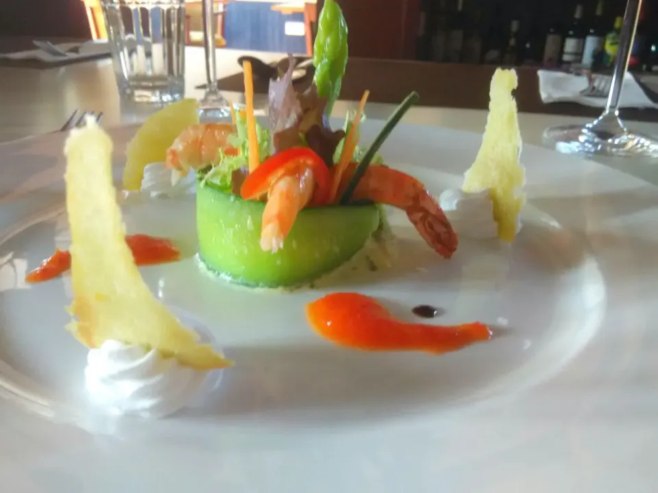 gambas with cucumber stuffed with crab mayonnaise, red peppet coulis, lemon chantilly|alain bernardさん