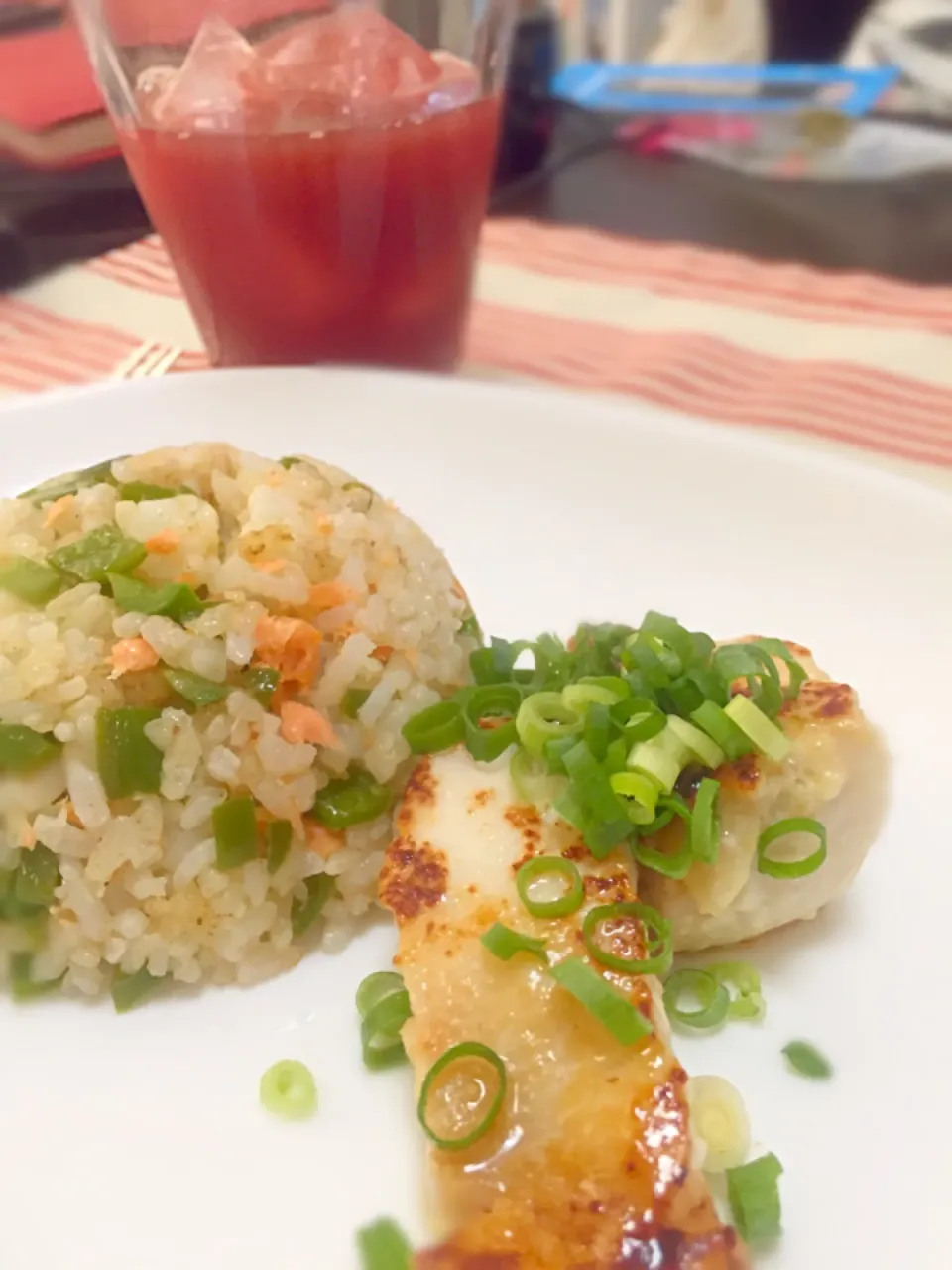 ピーマンと鮭の炒めごはん＋塩麹チキン|もちさん