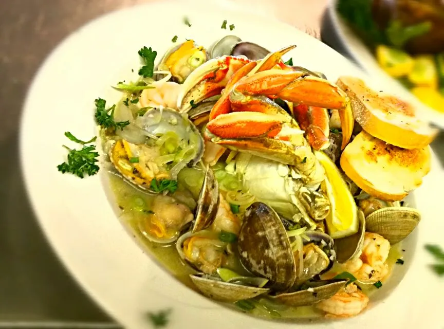 Pacific Northwest Shellfish Combo: herb butter, garlic, julienned sweet onions and leaks, lemon juice steamer clams, prawns, Half crab (dungeness)clam juice, ol|alex mayburyさん