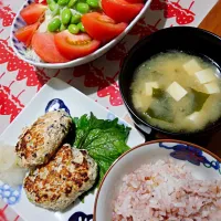 今日の晩ご飯

･豆腐ハンバーグ(大根おろしとぽん酢で)
 #豆腐 #鶏むね肉 #ひじき #たまねぎ
･枝豆とトマトとキャベツのサラダ
･わかめと豆腐の味噌汁
･雑穀米|栗まん☺︎︎さん