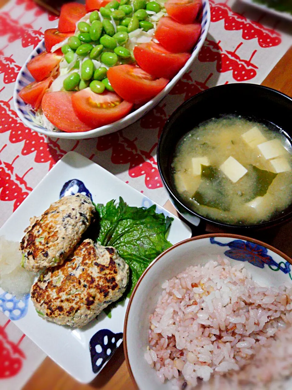 今日の晩ご飯

･豆腐ハンバーグ(大根おろしとぽん酢で)
 #豆腐 #鶏むね肉 #ひじき #たまねぎ
･枝豆とトマトとキャベツのサラダ
･わかめと豆腐の味噌汁
･雑穀米|栗まん☺︎︎さん