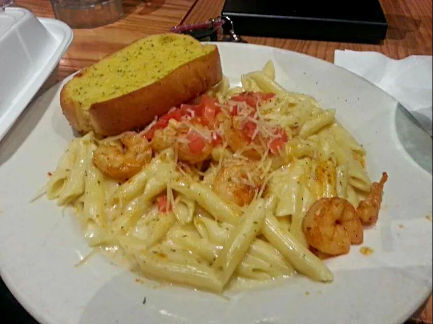 Shrimp Pasta at Sammy's Grill 😋 💯 😋 💯 #Seafood #Pasta #Lunch #Main dish with a #Side dish of Garlic #Bread 🍤 🌊 🍤|Alisha GodsglamGirl Matthewsさん