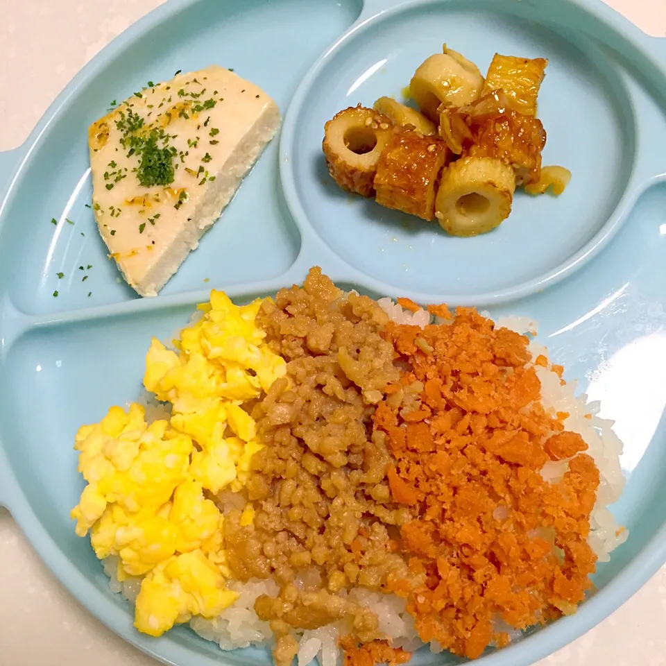 息子ごはん♡三色丼♡メカジキのバジルチーズソテー♡ちくわのゴマ甘煮♡|湊叶ママさん