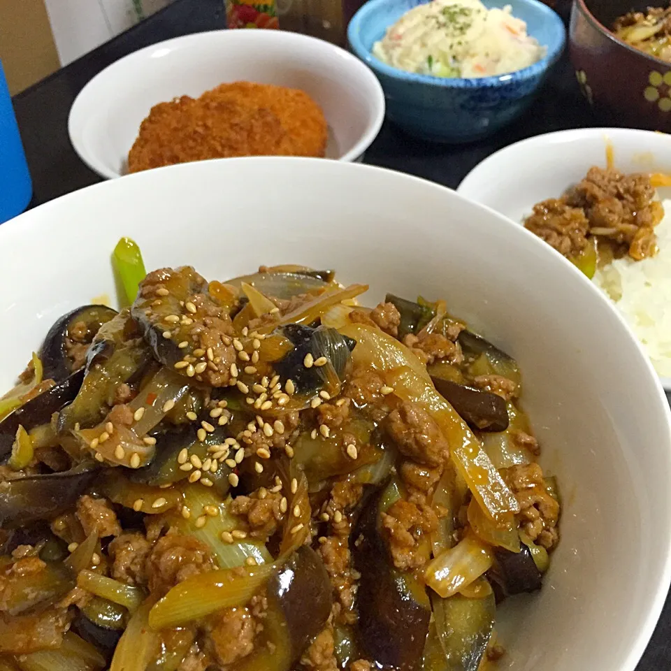 今日の晩ご飯は、ダブルねぎの麻婆茄子丼、コーンクリームコロッケ、ポテトサラダ。|ゆえさん