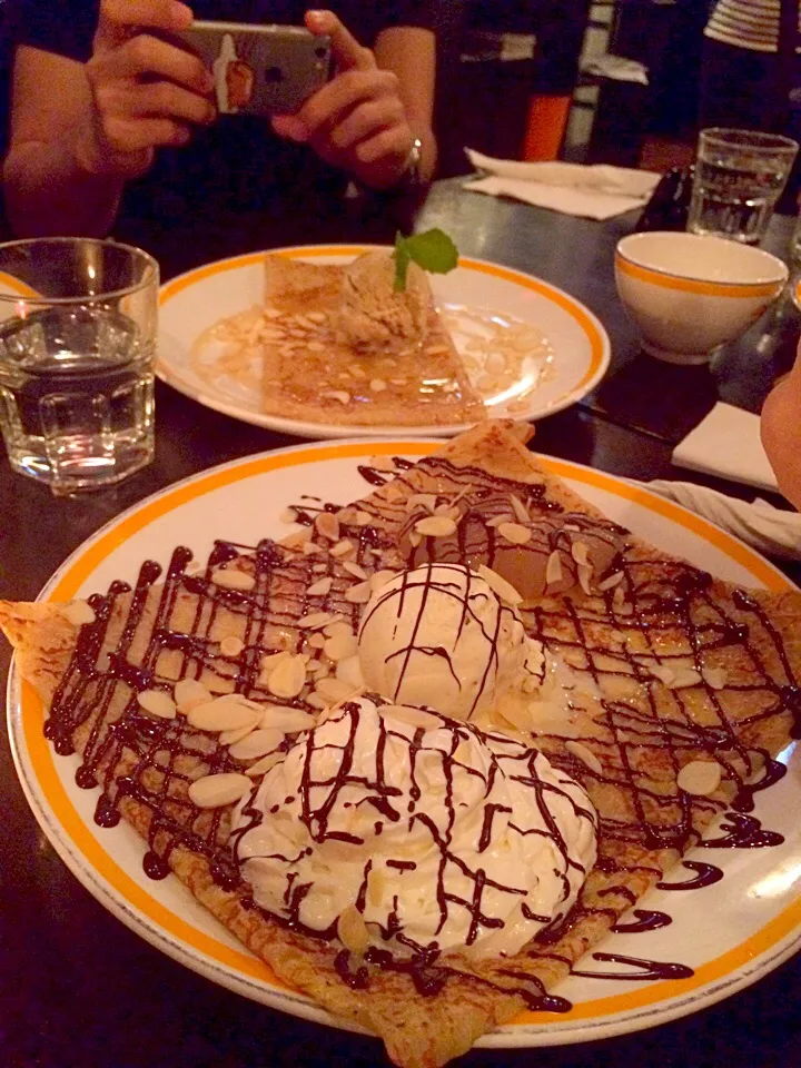 Snapdishの料理写真:Almond Crepe w/ Vanilla Icecream & Cointreau Crepe|willklhさん