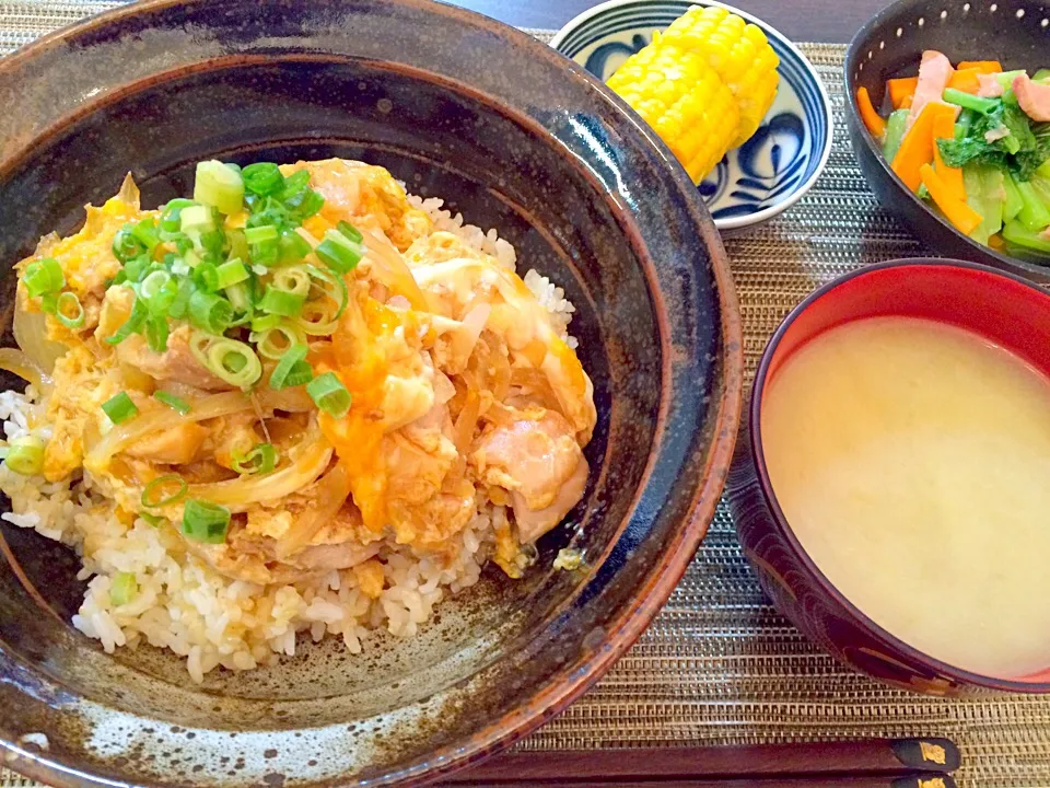 Snapdishの料理写真:親子丼   トウモロコシ   野菜炒め   ナメコ汁|NAKATAさん