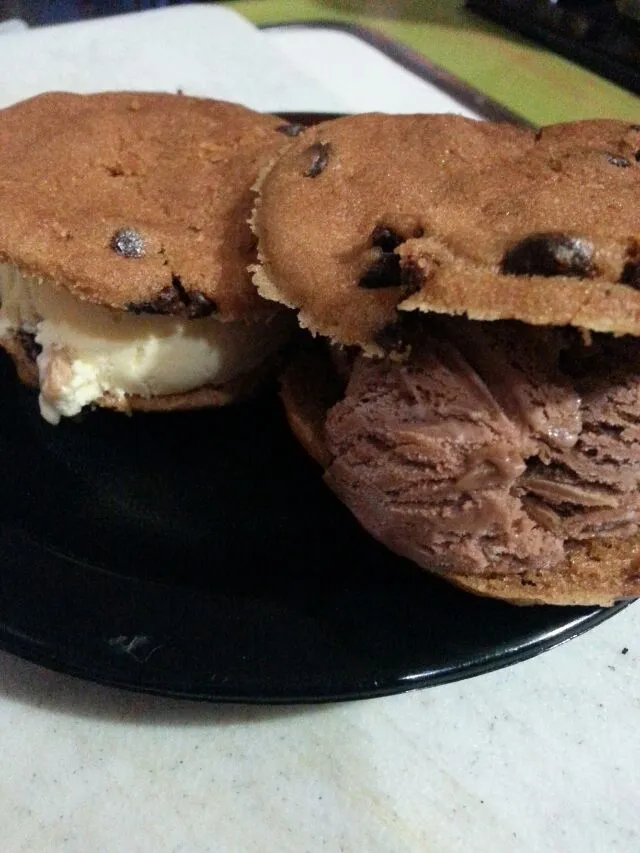 Snapdishの料理写真:homemade choc chip cookie ice cream sandwiches.|Polly Gelfusoさん