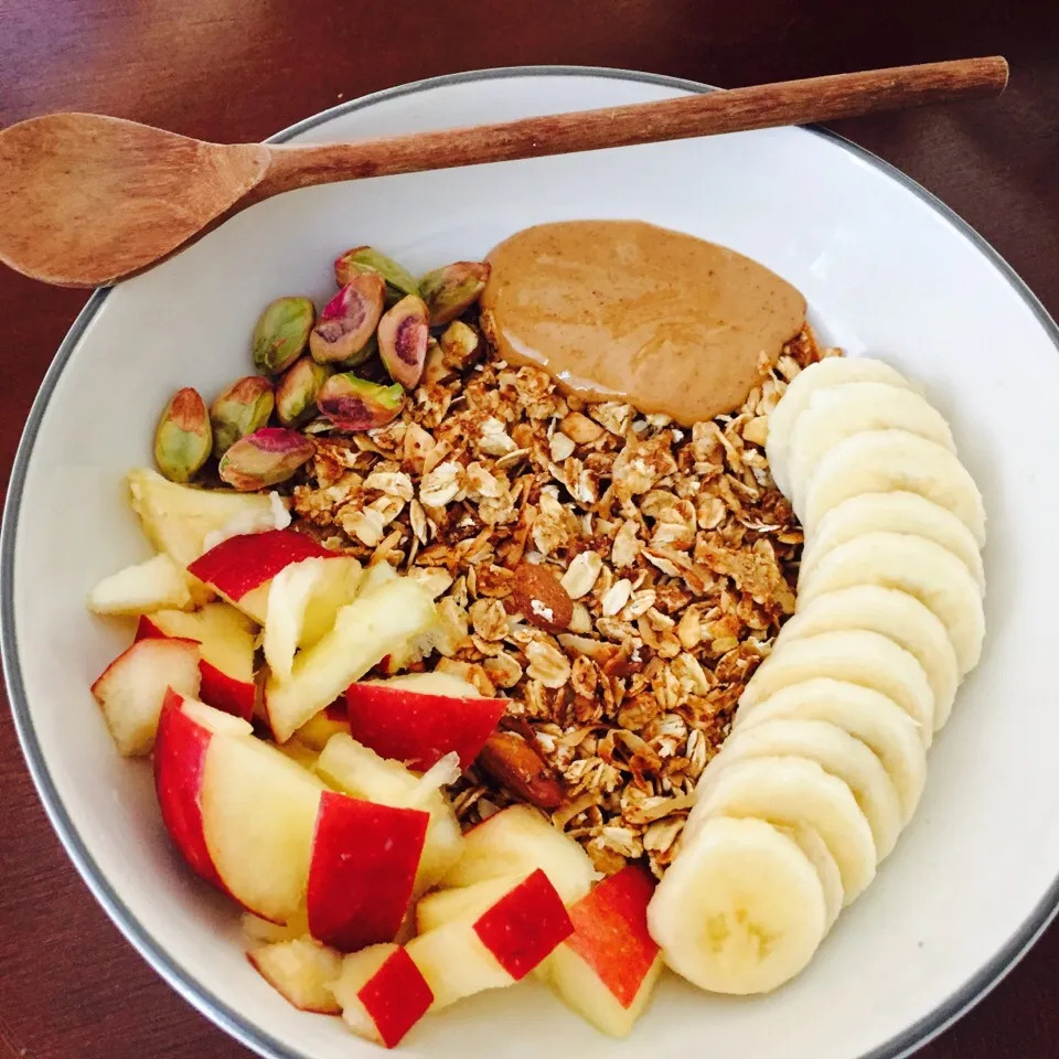 Granola, apples, banana, pistachios, peanut butter|victoria valerioさん