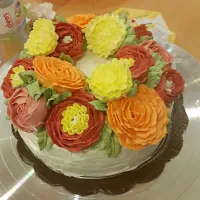 Snapdishの料理写真:flower buttercream #buttercream #flower #cake #butter #orange|Jill Nyomanさん