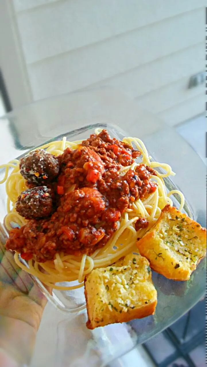 Snapdishの料理写真:spaghetti and meat balls|Alicia Kimaliさん