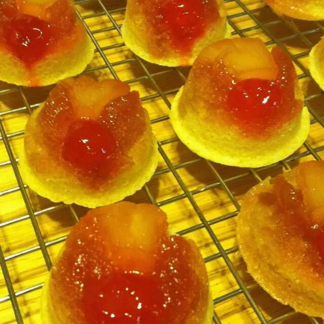 pineapple upsidedown mini cakes|CHUENCHAIさん