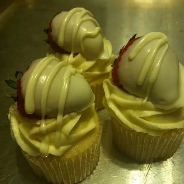 white chocolate butter cream strawberry cupcake|CHUENCHAIさん