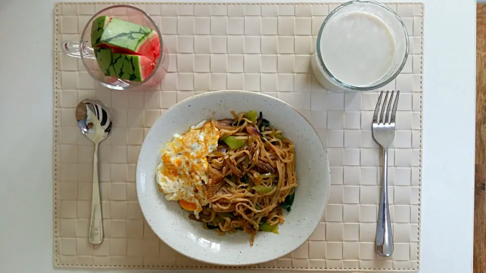 Breakfast: fried noodles with vegeyables and egg, watermelon stick, soy milk mix with milk.|Liciaさん