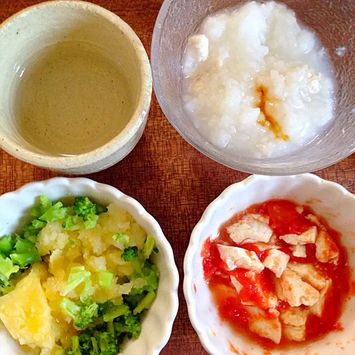 0730AM 鶏そぼろのお粥、ポテトブロッコリの野菜スープ、トマトと豆腐|かえるさん