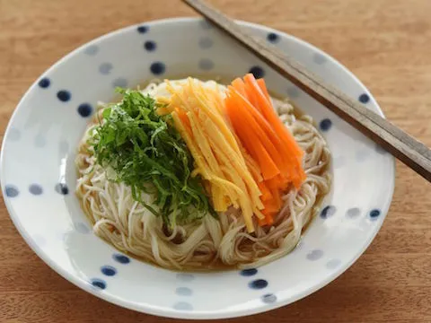 Snapdishの料理写真:せん切りにんじんと青じそ、錦糸卵のぶっかけそうめん|ヤマサ醤油公式アカウントさん