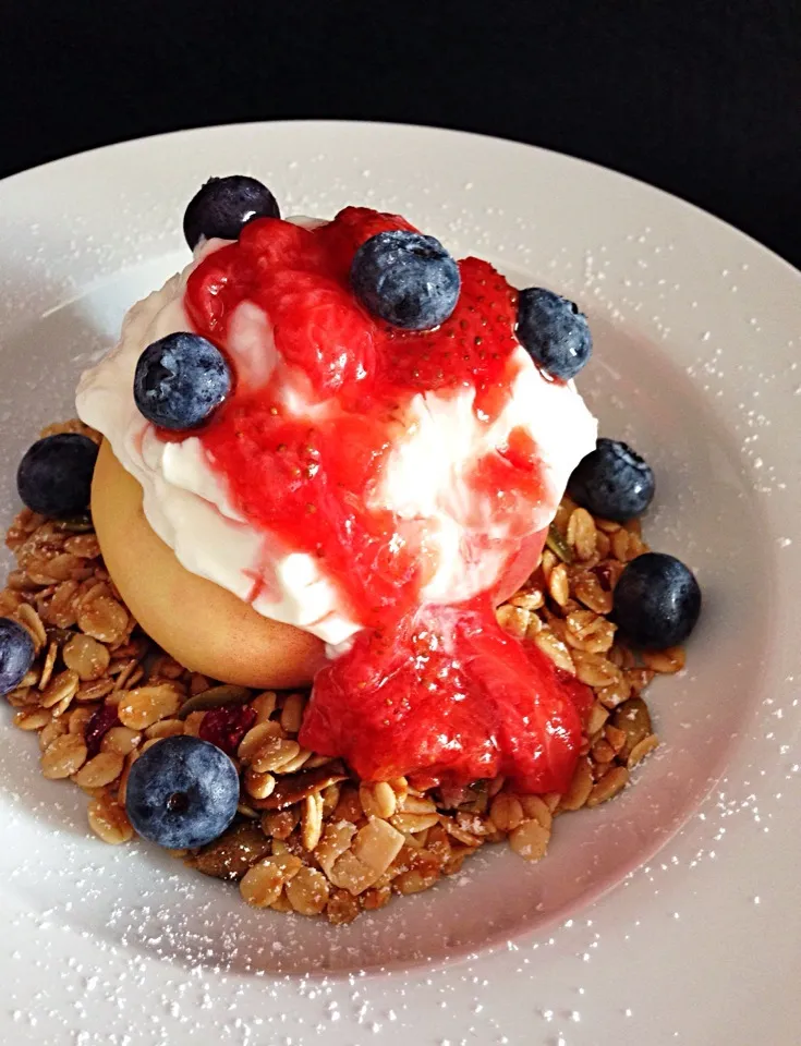 Dessert-looking breakfast. Doughnut peach with Greek yogurt, strawberry compote, blueberries and granola|coxiella24さん