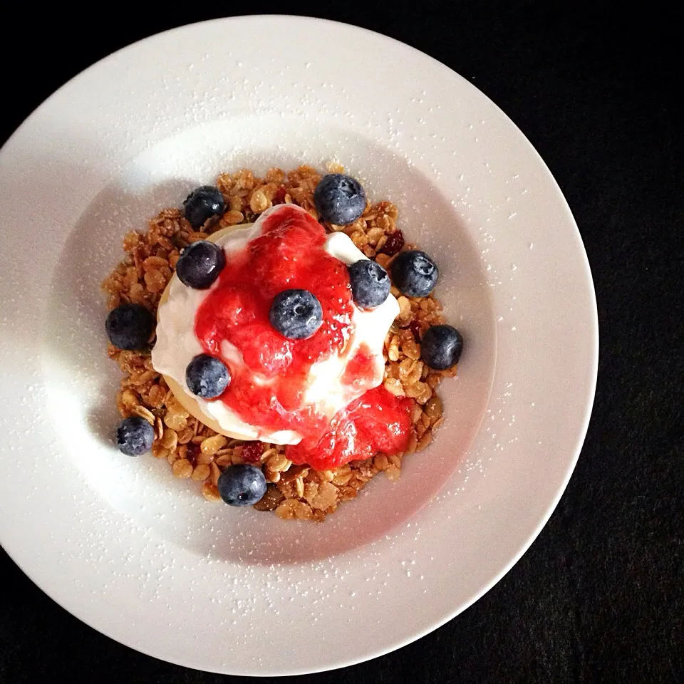 Snapdishの料理写真:Dessert-looking breakfast. Doughnut peach with Greek yogurt, strawberry compote, blueberries and granola|coxiella24さん