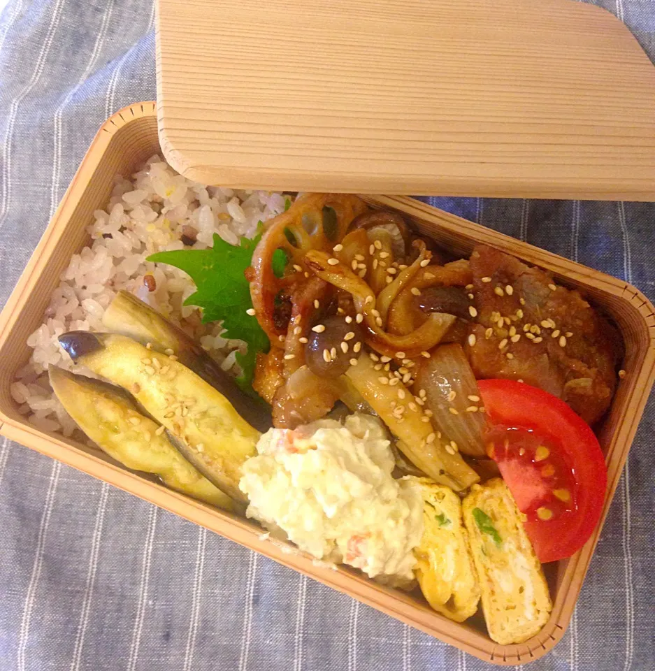 Snapdishの料理写真:今日のお弁当。豚ロース・きのこと玉ねぎの生姜焼き、蒸しナス、ポテサラなど。|Junさん