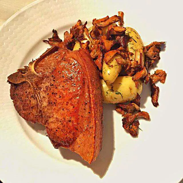 Thick pan seared pork chops, cooked sous vide.
Warm potato salad with chanterelles, beurre noisette and dill.

#pork #chops #sousvide #chanterelle#potato #meat |CHUENCHAIさん