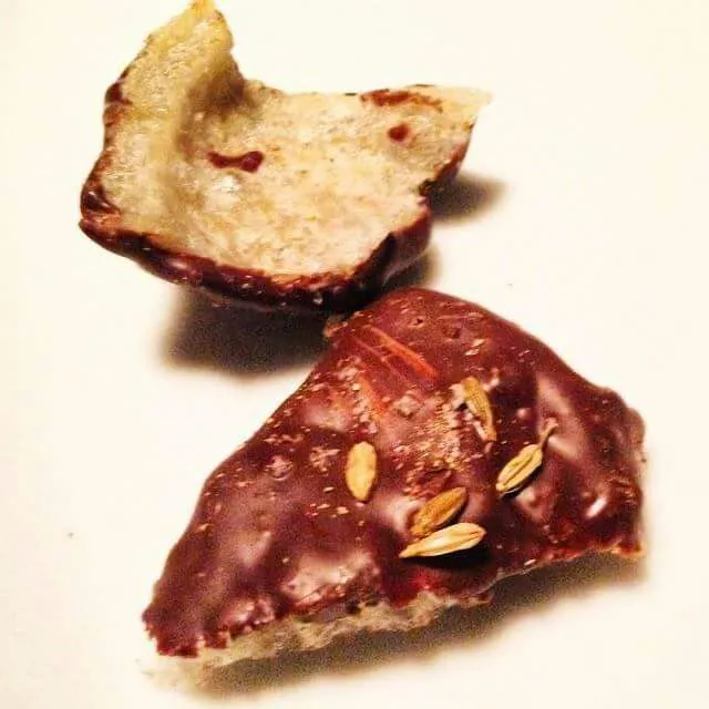 Pork crackling coated in chocolate and fennel seeds. Wacky but wonderful|CHUENCHAIさん