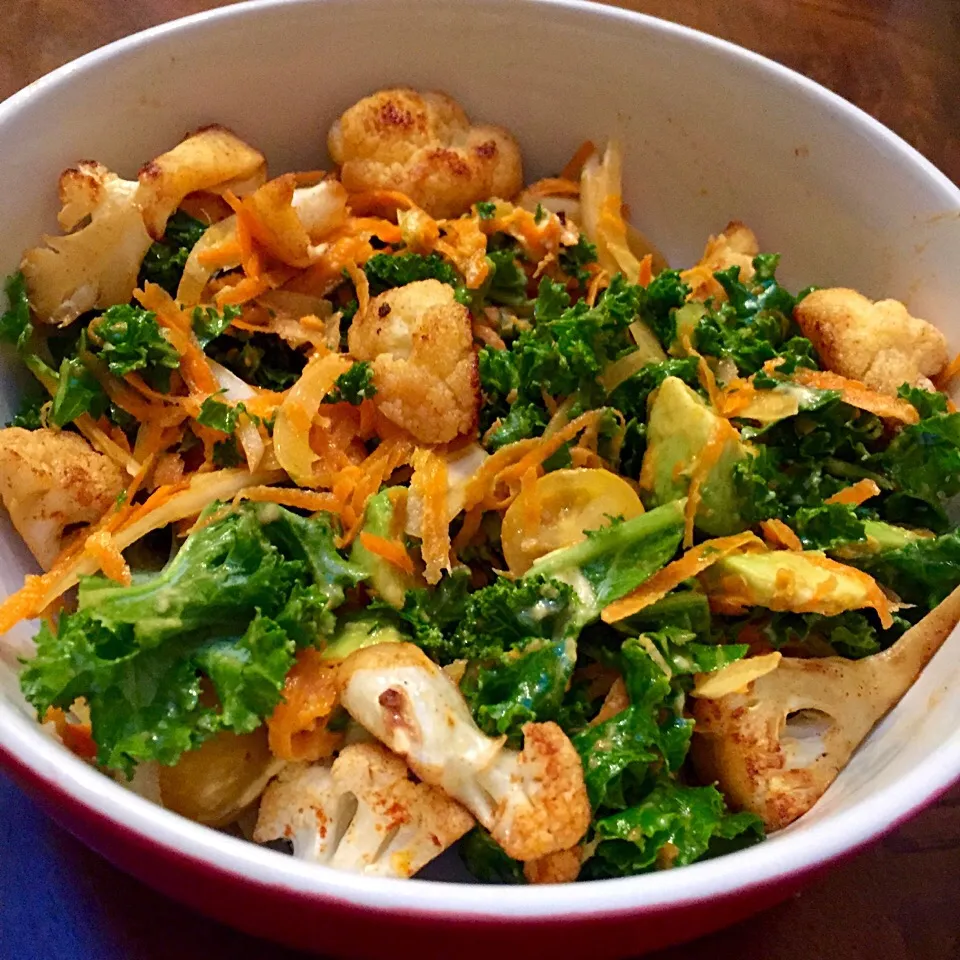 Kale salad with grilled cauliflower, carrots, baby tomato, avocado, onions with hummus dressing|victoria valerioさん