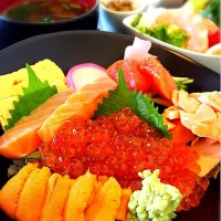 鮭とイクラの親子丼〜サービスでウニ付き|しおりさん