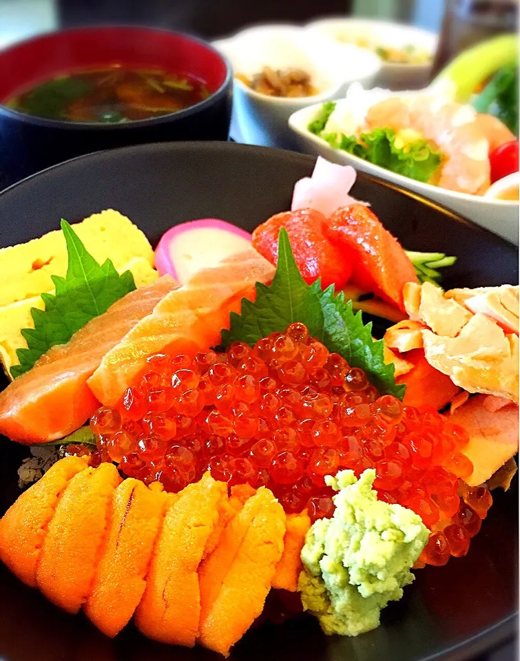 鮭とイクラの親子丼〜サービスでウニ付き|しおりさん