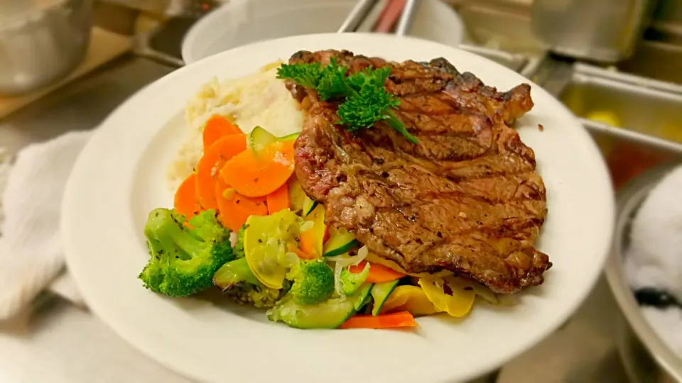 Snapdishの料理写真:Ribeye steak with mashers and sautéed veggies|alex mayburyさん