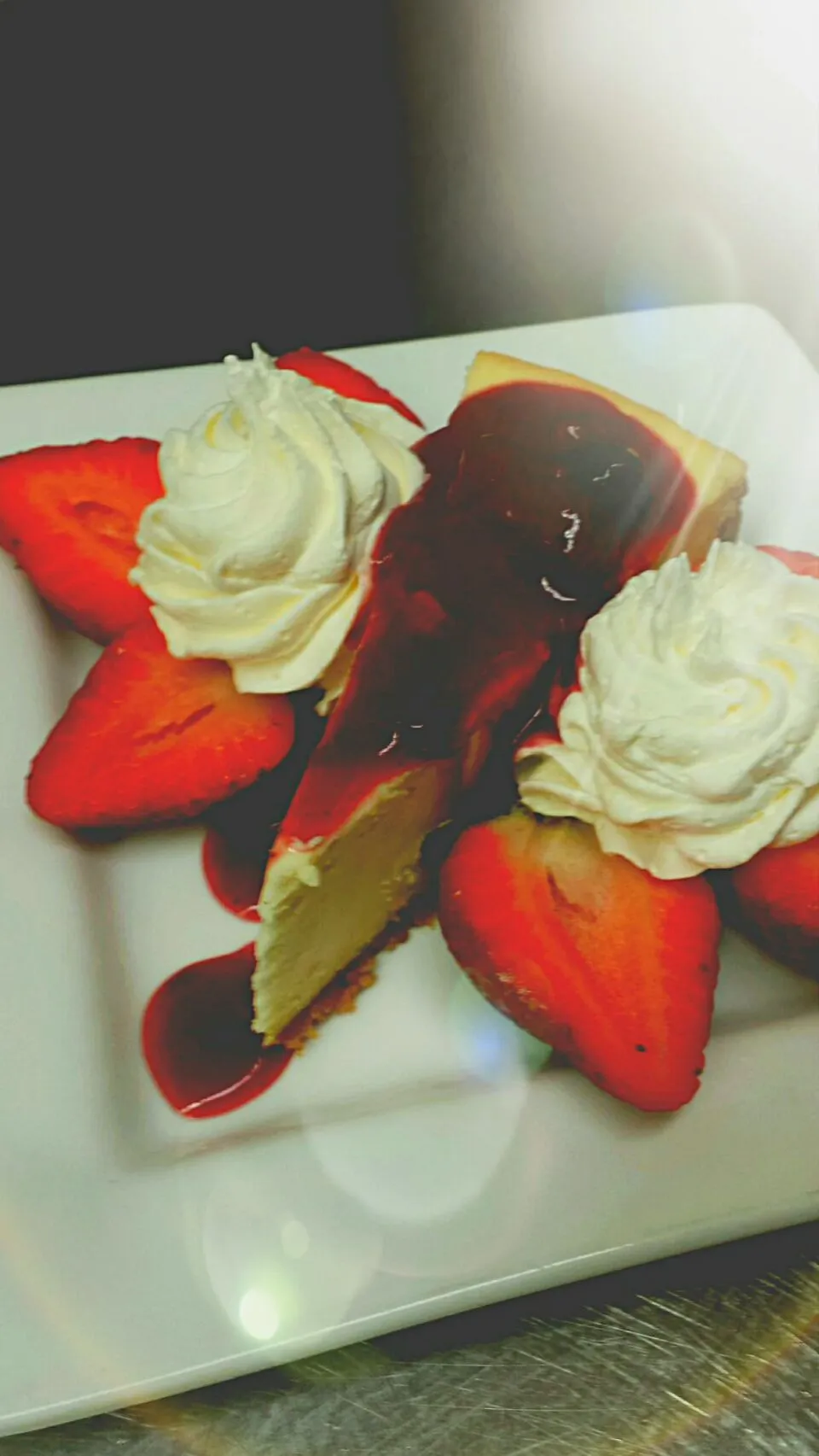 NY CHEESECAKE W/ STRAWBERRY PUREE, STRAWBERRIES AND WHIPPED CREAM|alex mayburyさん