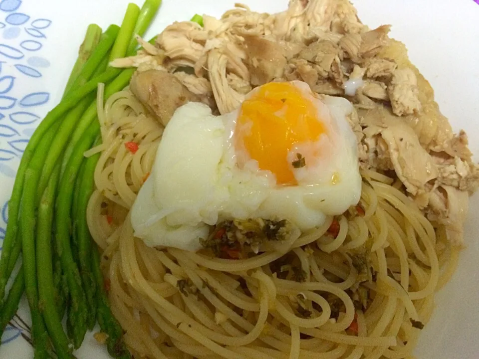 Shredded roast chicken and blanched asparagus with Thai style spicy coriander pesto pasta and soft boiled egg|Ong Sor Fernさん