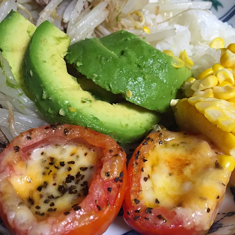 Stir fried beef and bean sprouts, cherry tomatoes and avocado|Mary Annさん