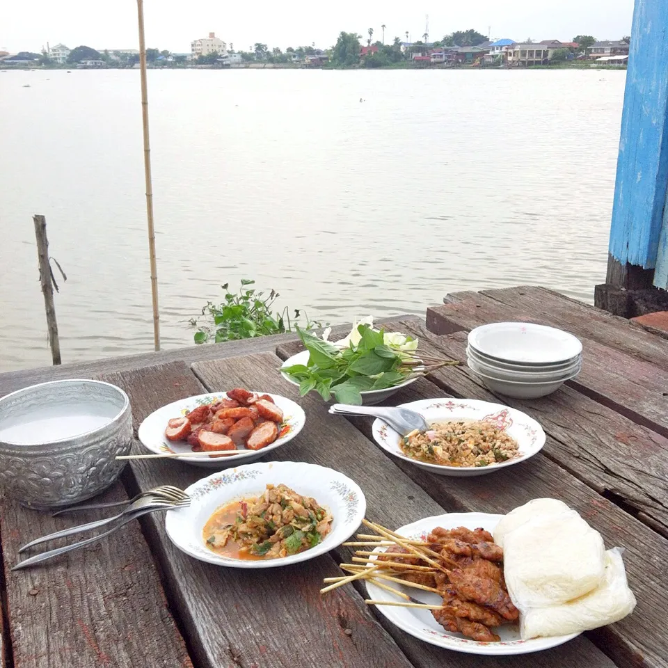 Thai life style dinner near by the river #thaifood|Eat in Thaiさん