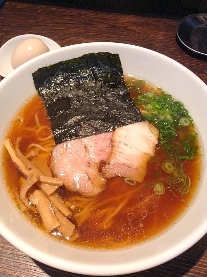 Snapdishの料理写真:丹波黒どりと近江しゃもの醤油ラーメン（鮭節）@コトホギ（大和田）|Kazuya Miyukiさん