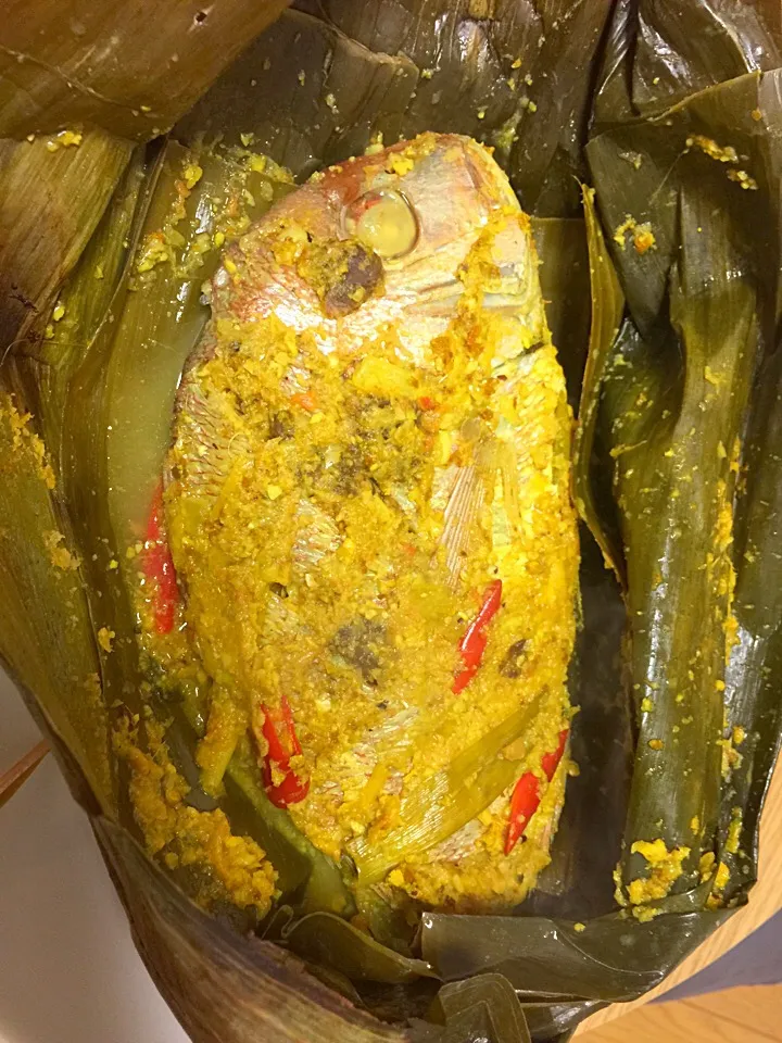 Snapdishの料理写真:Steam red snapper in banana leaves|yeni kartikasariさん