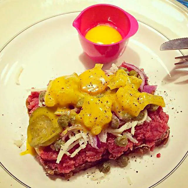 beef tartar sandwich with egg|CHUENCHAIさん