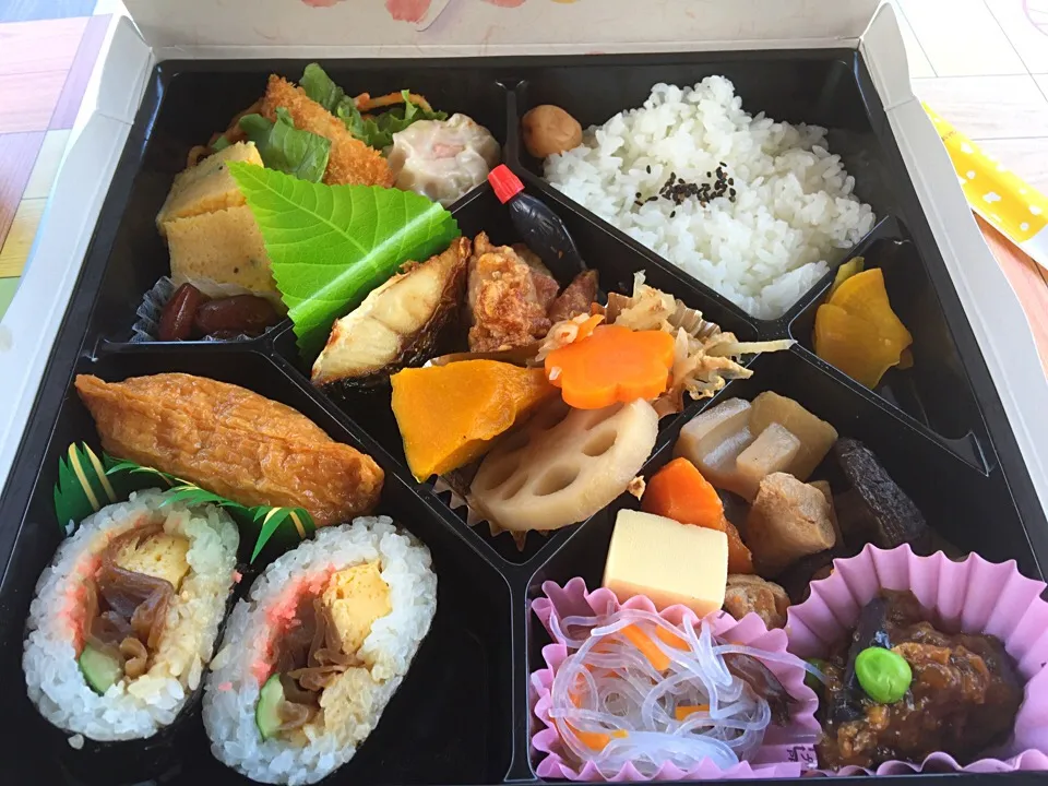 Snapdishの料理写真:熊本出張2日目❗️ 今日から暫くお昼はお弁当🍱 それにしても豪華で美味しいお弁当でした😍|BUBUさん