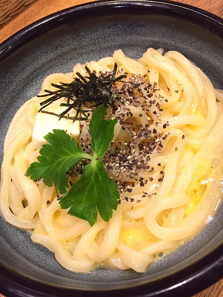 Snapdishの料理写真:小麦粉にまみれた昨日の最後は、釜玉うどん胡椒たっぷりオプション🍜これでは痩せんな…|にゃあ（芸名）さん