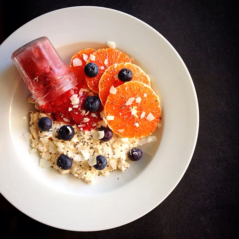 Yogurt-peanut butter overnight oats with Cara Cara orange, blueberries, strawberry compote, chia seeds and coconut flakes|coxiella24さん