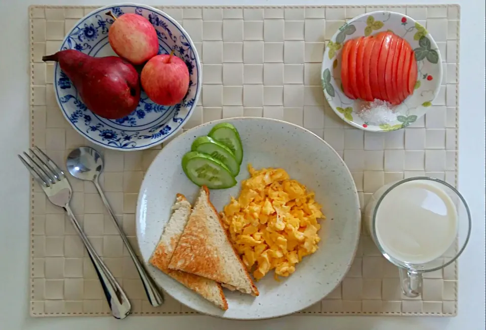 Breakfast: scrambled egg, toast, sliced tomato with sugar, pear and mini apple, soy milk mixed with milk.|Liciaさん