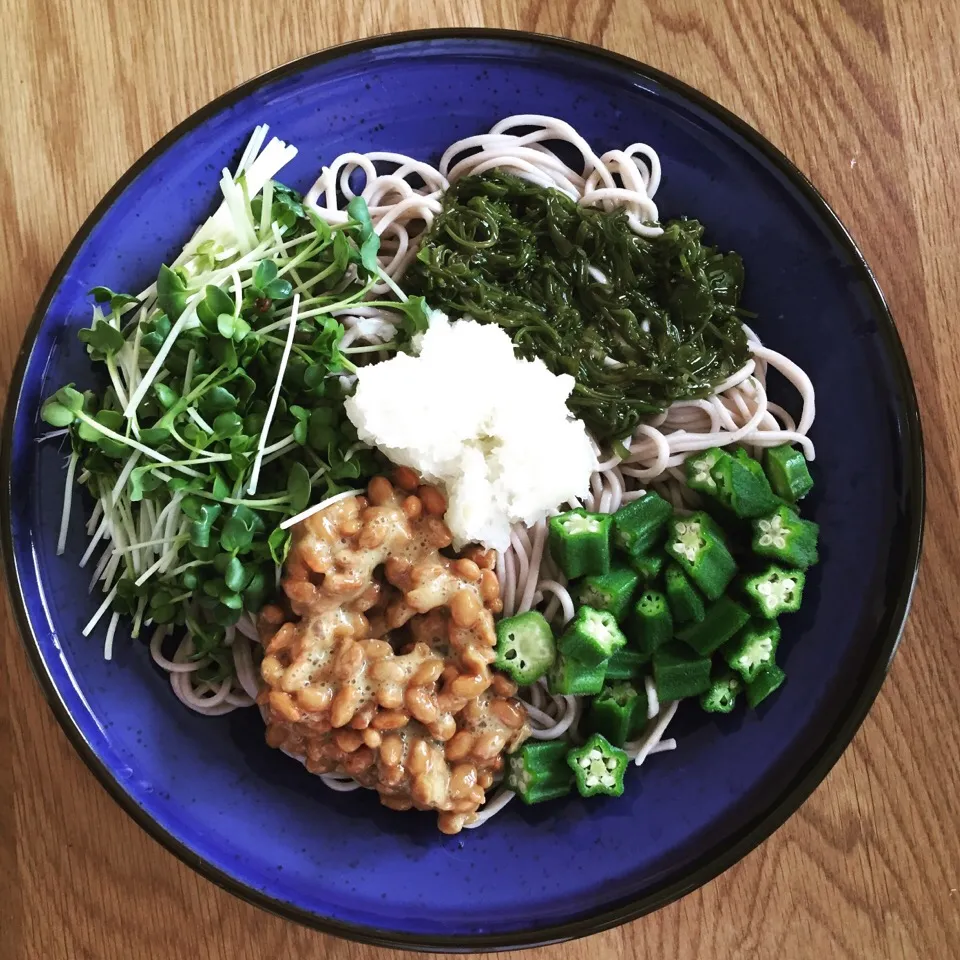 今日の朝蕎麦。メカブ・オクラ・納豆・かいわれ・大根おろし。途中で揚げ玉。皿も含めて配色が悪かった。 #朝蕎麦  #soba|MORiさん