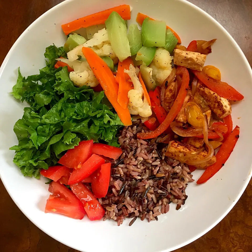 Wild rice, tofu stirfry with red bell peppers, onion and cherry tomatoes, steamed veggies (cauliflower, carrots, and chayote), lettuce, and tomato|victoria valerioさん