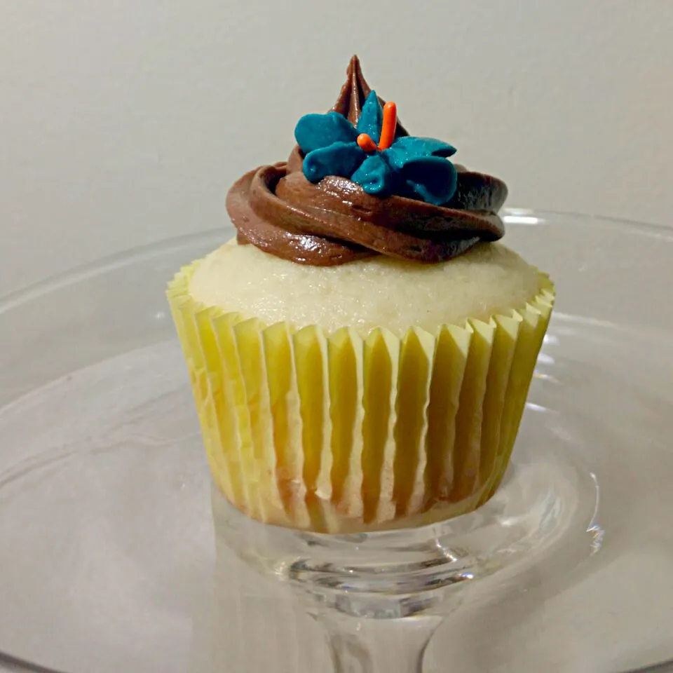 Snapdishの料理写真:Wedding White cupcakes, chocolate buttercream|Allie Sanfordさん