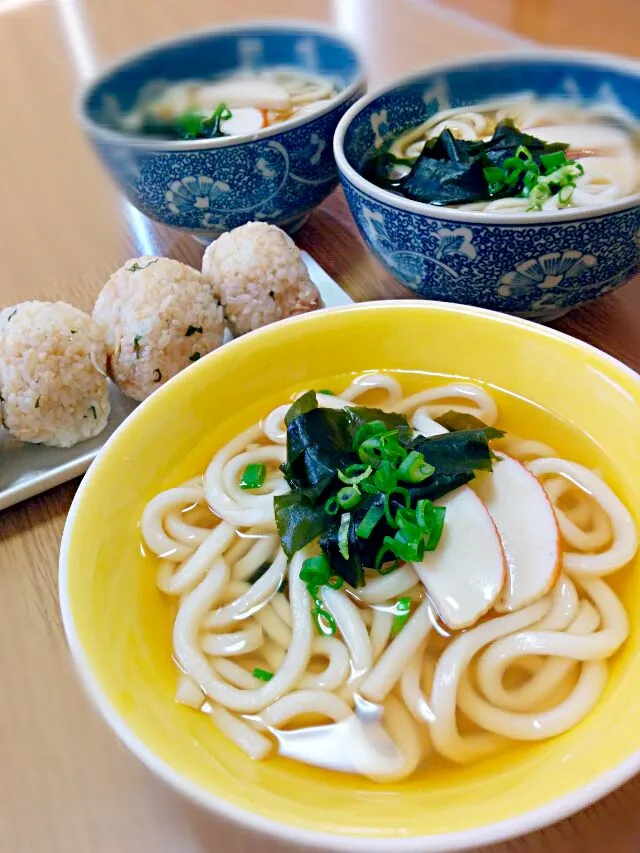 夏休みのお昼ごはん*
　～あごだしうどんとツナじゃこおにぎり～|ことり*さん