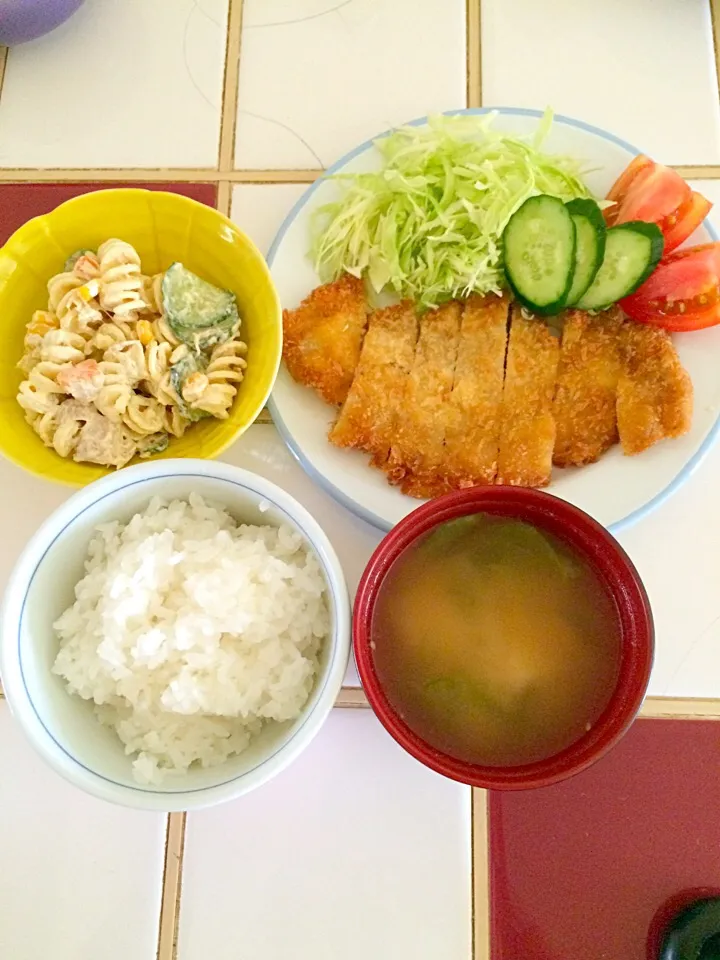 白米☆お味噌汁☆サラダ&豚カツ☆ツナのマカロニサラダ꒰ ♡´∀`♡ ꒱|とまこ(*^o^*)さん