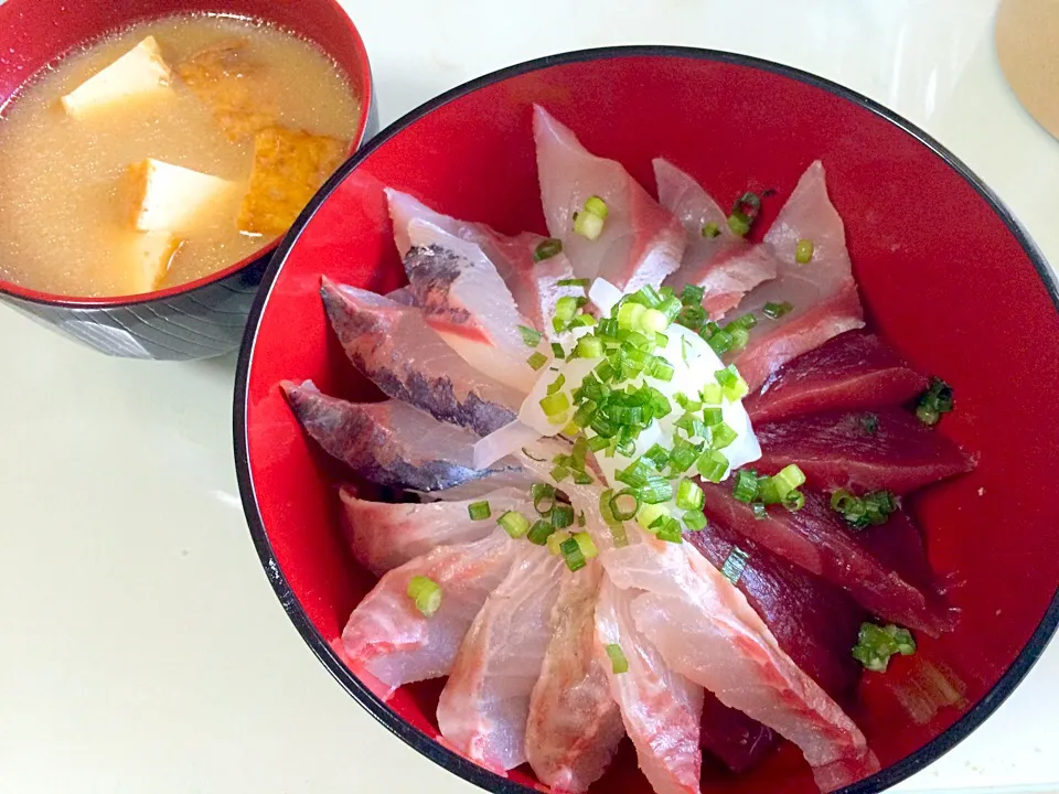 全て頂きもののお魚で… 海鮮丼《まぐろ、いさき、アジ カンパチ》新鮮で美味しい😍|あっちゃんさん