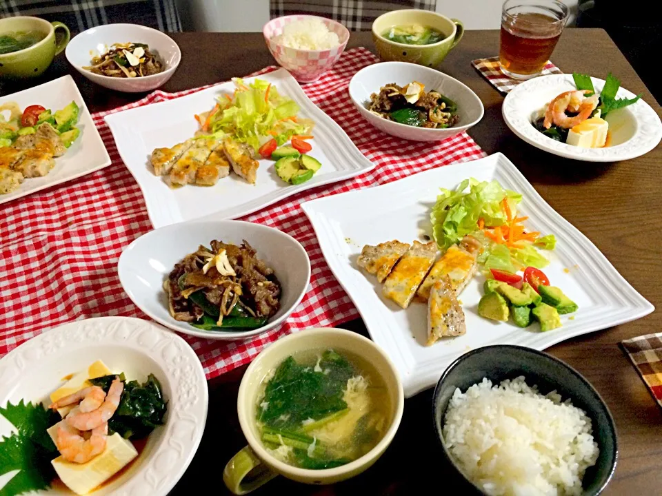 海老と若布の冷奴 ホウレンソウのかきたま汁 エノキと牛肉とピーマンの豆板醤炒め 豚肉の香草チーズ焼きアボカドそえ|J K Tさん